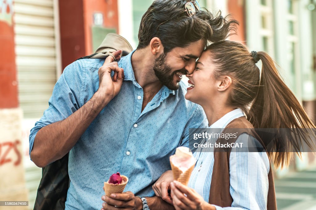 Pareja Joven Comiendo Helado Foto de stock - Getty Images