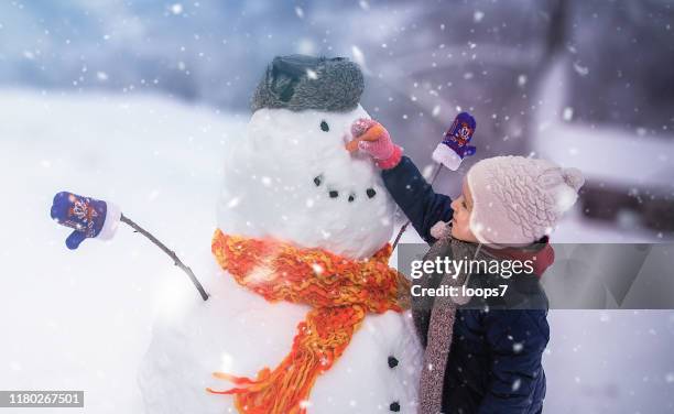 divertimento all'aperto invernale per bambini - pupazzo di neve foto e immagini stock