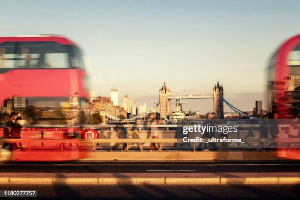 druk verkeer met zakenmensen en dubbeldekkerbussen op london bridge - london buses stockfoto's en -beelden