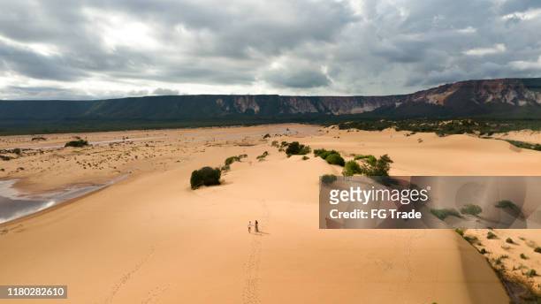 aerial view of couple walking in the sand dunes of jalapão, tocantins - tocantins stock pictures, royalty-free photos & images