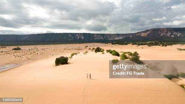 aerial view of couple walking in the sand dunes of jalapão, tocantins - tocantins stock pictures, royalty-free photos & images