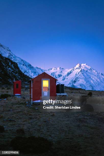 twilight at ball hut in mt cook national park, new zealand - mt cook national park stockfoto's en -beelden