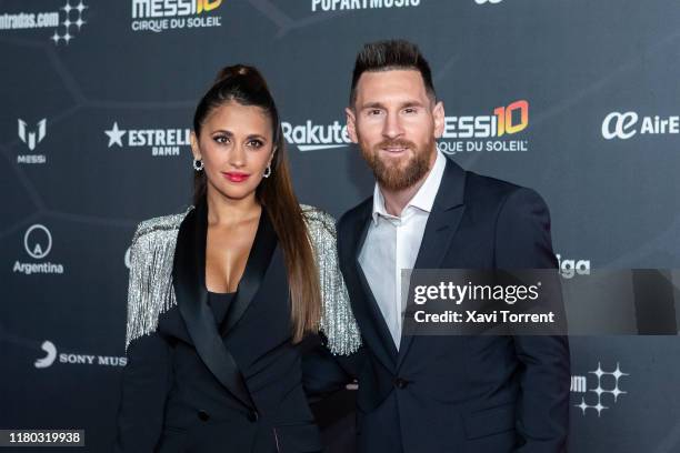 Antonella Roccuzzo and Lionel Messi pose on the red carpet during the premiere of 'Messi 10' by Cirque du Soleil on October 10, 2019 in Barcelona,...