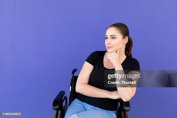 jeune femme handicapée confiante dans le fauteuil roulant - paraplegic woman photos et images de collection