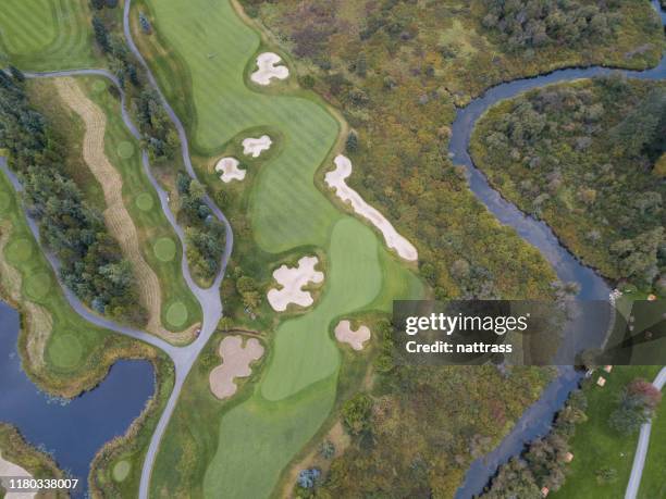 vista aérea sobre o campo de golfe - bunker campo da golf - fotografias e filmes do acervo