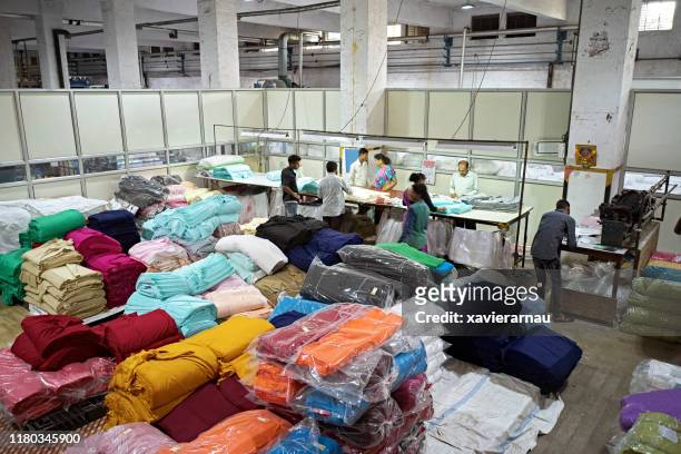 trabajadores en la planta de la fábrica de la fábrica de teñido e impresión de mumbai - fábrica textil fotografías e imágenes de stock