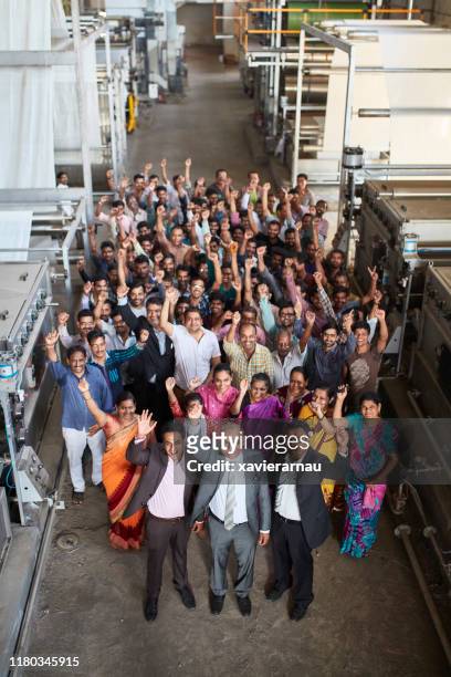 equipe de funcionários orgulhosa da fábrica de matéria têxtil de mumbai que comemora o sucesso - organized group photo - fotografias e filmes do acervo