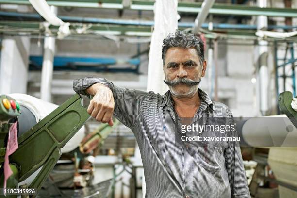 trabajador de la fábrica textil de mumbai con bigote de manillar - bigote manillar fotografías e imágenes de stock