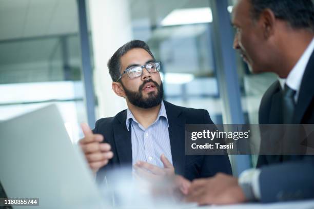 zusammenkommen, um erfolgzuhaben - business meeting suits stock-fotos und bilder