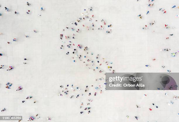 crowd bildet eine dollar-form - menschenmenge von oben stock-fotos und bilder