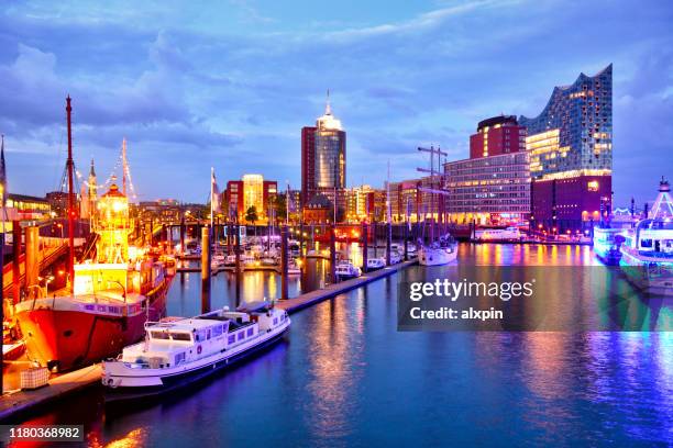 puerto de hamburgo, alemania - elbphilharmonie fotografías e imágenes de stock