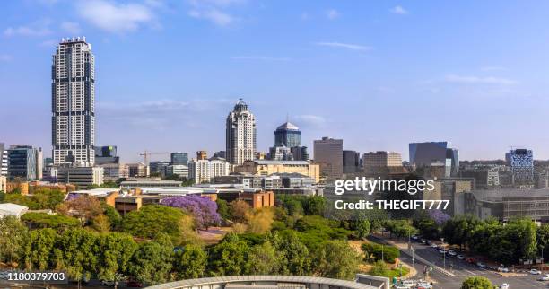 panorama di sandton city diurno con l'edificio leonardo - johannesburg foto e immagini stock