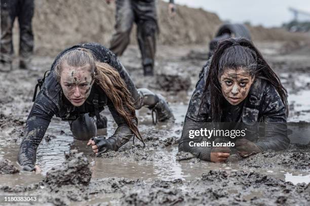 ejercicio militar de rastreo de mud run para dos mujeres - drill sergeant fotografías e imágenes de stock