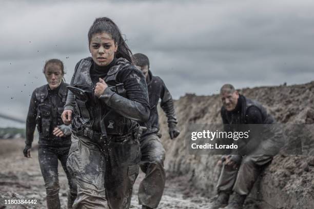 militaire modder rennen groep - sergeant instructeur stockfoto's en -beelden