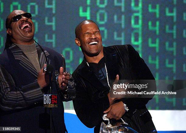 Stevie Wonder presents Jamie Foxx with the Big Entertainer of '04 Award