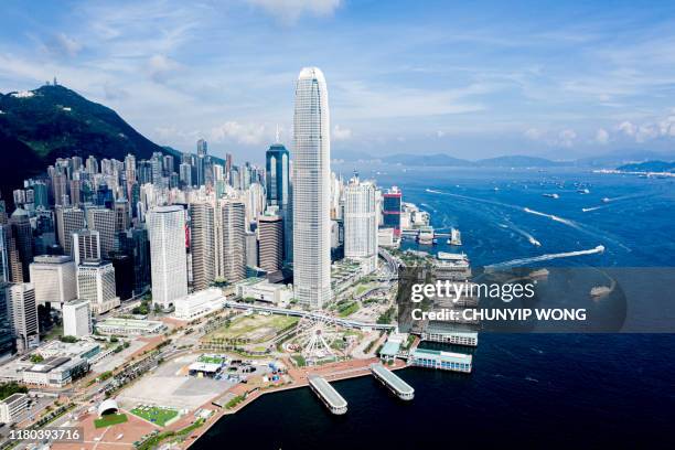 hong kong city - two international finance center stock-fotos und bilder