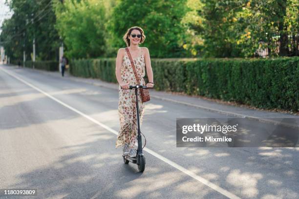 reisen in der stadt mit e-scooter - e scooter stock-fotos und bilder
