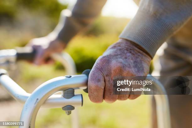así es como se mueve estos días - debilidad fotografías e imágenes de stock