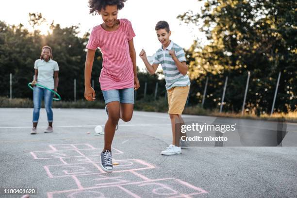 tun, was kinder am besten können, springen vor freude - school playground stock-fotos und bilder