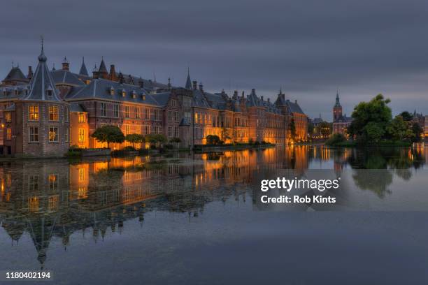 dutch houses of parliament ( binnenhof ) reflected in the court pond ( hofvijver ) - binnenhof 個照片及圖片檔