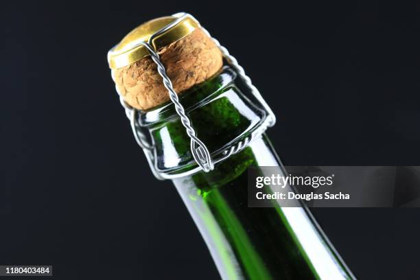 close-up of a cork in a glass bottle - sektkorken stock-fotos und bilder