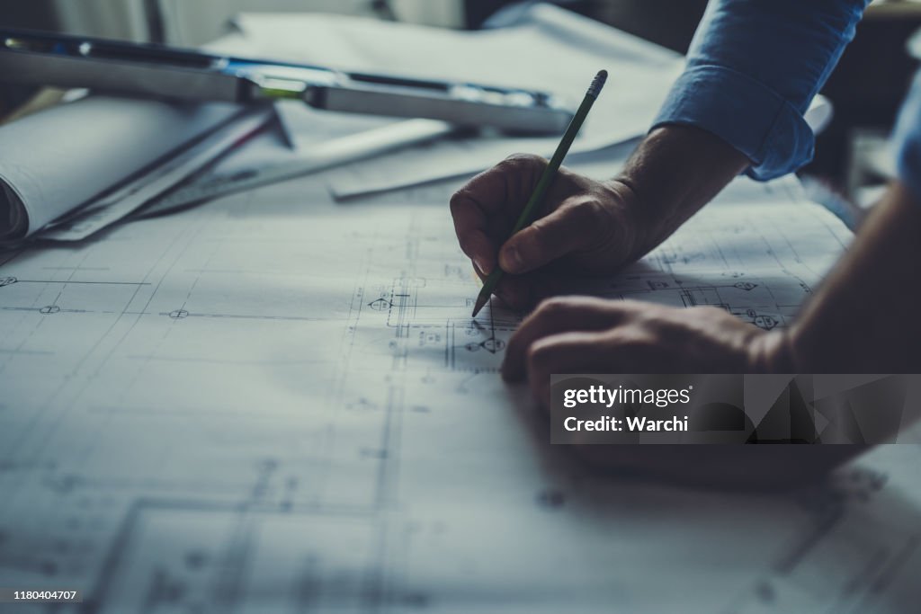 Ingeniero trabajando hasta tarde