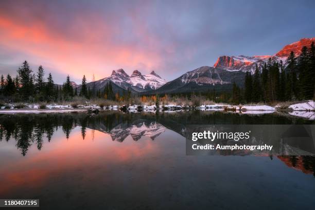 three sisters mountains, canmore , alberta, canada - kananaskis - fotografias e filmes do acervo