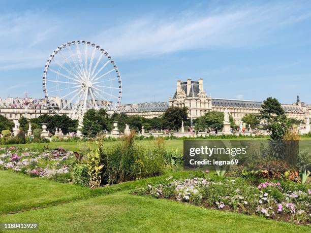 roue de ferry dans le jardin des tuileries et au louvre, à paris, france - grande roue photos et images de collection