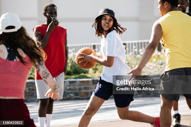 female basketball player running and looking for a gap - women's basketball stockfoto's en -beelden