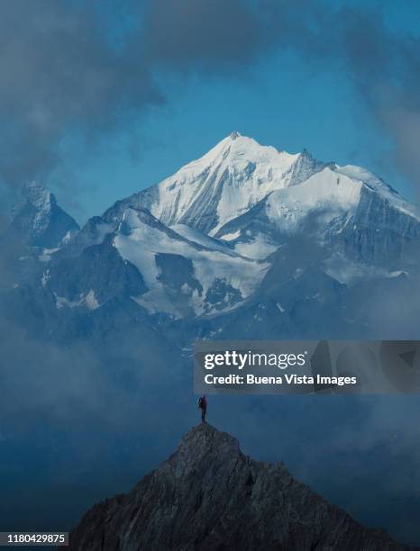 lone climber on a mountain peak - chill by will 2018 imagens e fotografias de stock