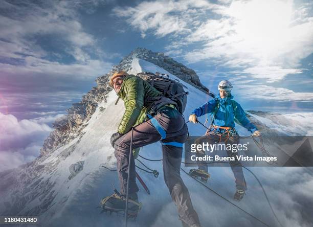 climbers on a snowy slope - extreme stock photos et images de collection