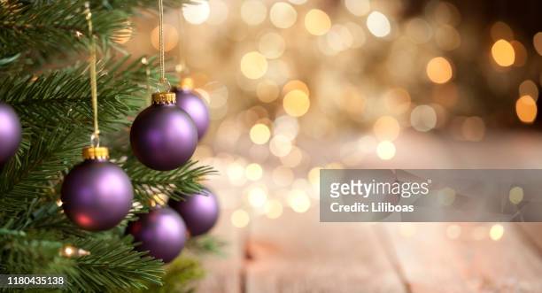 聖誕樹與紫色包和金燈背景 - lilac 個照片及圖片檔