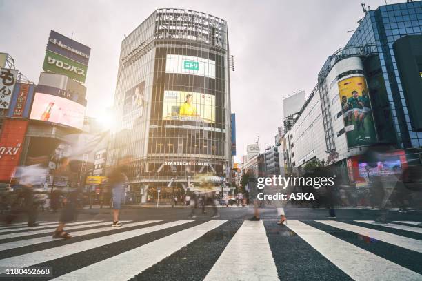 busy shibuya crossing in tokyo - shibuya crossing stock pictures, royalty-free photos & images