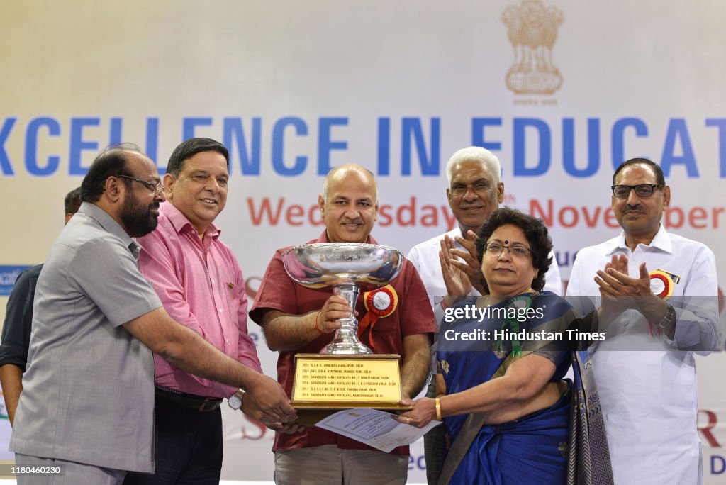 Delhi Deputy Chief Minister Manish Sisodia Present Excellence in Education Awards 2019