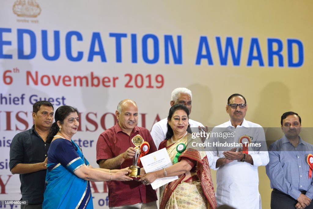 Delhi Deputy Chief Minister Manish Sisodia Present Excellence in Education Awards 2019