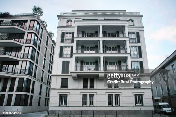 new classical style high-end condominium buildings in the werderscher rosenstrasse in the historic district of mitte in berlin, germany - altmodern stock-fotos und bilder