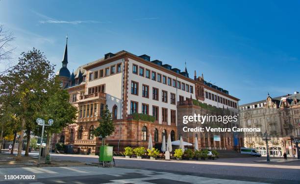 new town hall - wiesbaden, germany - wiesbaden photos et images de collection