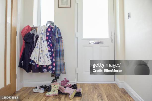 ein typisches familienhaus - jacke stock-fotos und bilder