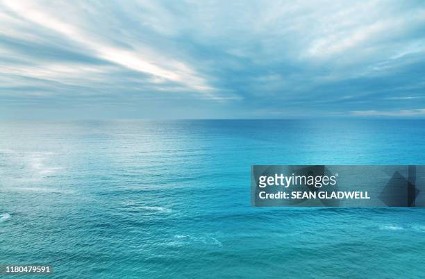 blue ocean and sky - open sky stockfoto's en -beelden