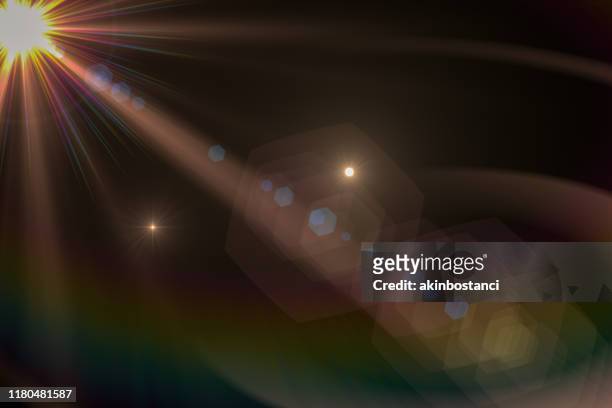 レンズフレア、宇宙光、太陽光、抽象的な黒の背景 - レンズフレア　黒バック ストックフォトと画像