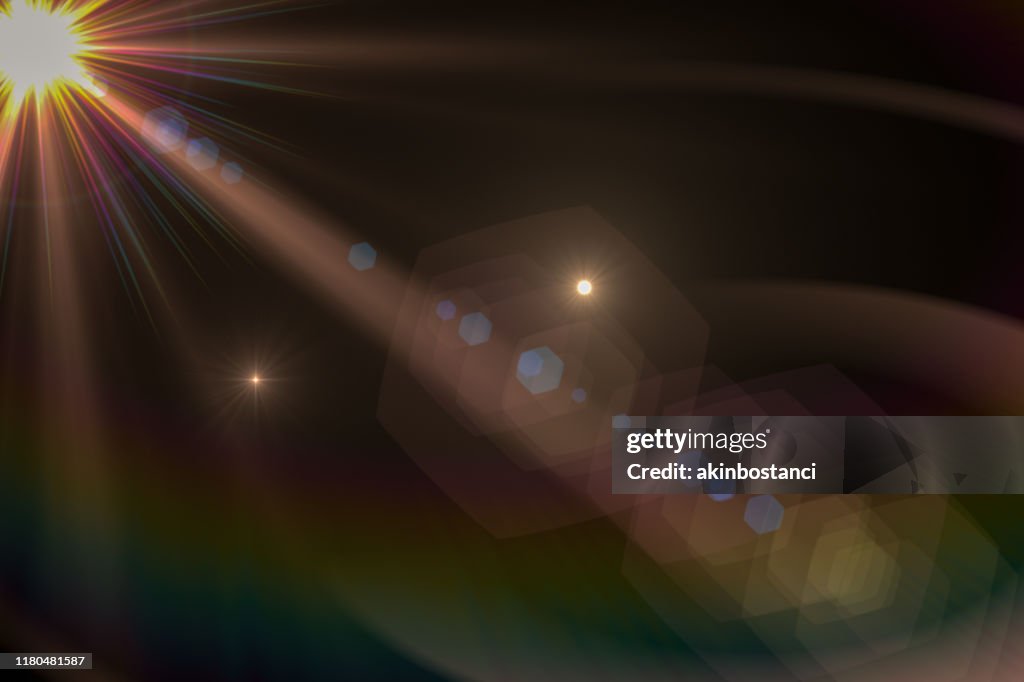 Alargamento da lente, luz do espaço, luz do sol, fundo preto abstrato