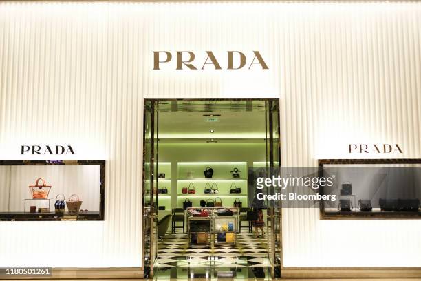 Enzovoorts meten breedte A Prada SpA store stands at the Solaire Resort and Casino, operated... News  Photo - Getty Images