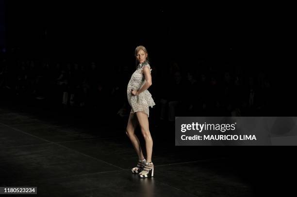 Brazilian supermodel Gisele Bundchen presents an outfit by Colcci during the 2010-2011 Spring-Summer collection of the Sao Paulo Fashion Week, in Sao...