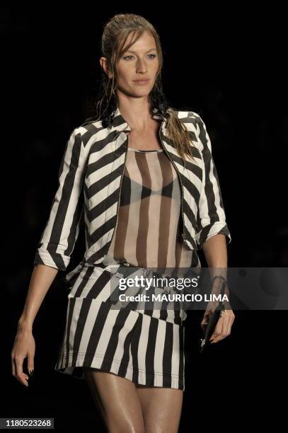 Brazilian supermodel Gisele Bundchen presents an outfit by Colcci during the 2010-2011 Spring-Summer collection of the Sao Paulo Fashion Week, in Sao...