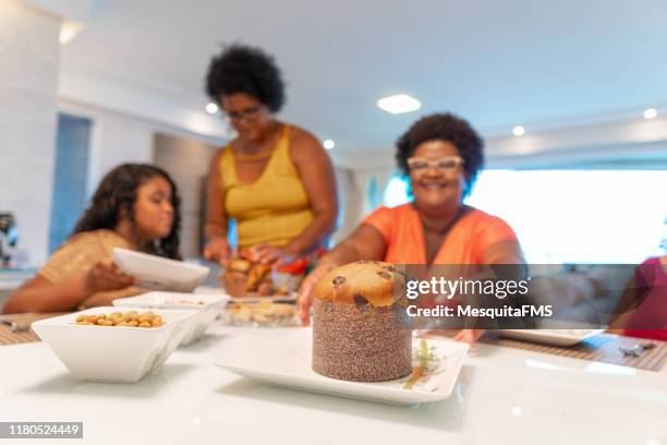 familie eten panettone thuis - panettone stockfoto's en -beelden