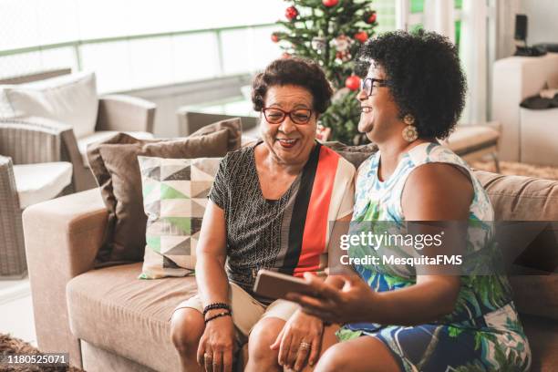 technologie en familie plezier - mother daughter webcam stockfoto's en -beelden