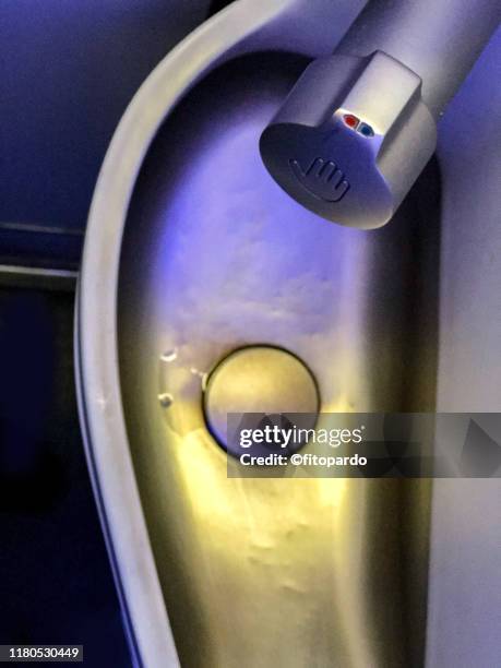 airplane bathroom faucet - airplane bathroom stockfoto's en -beelden