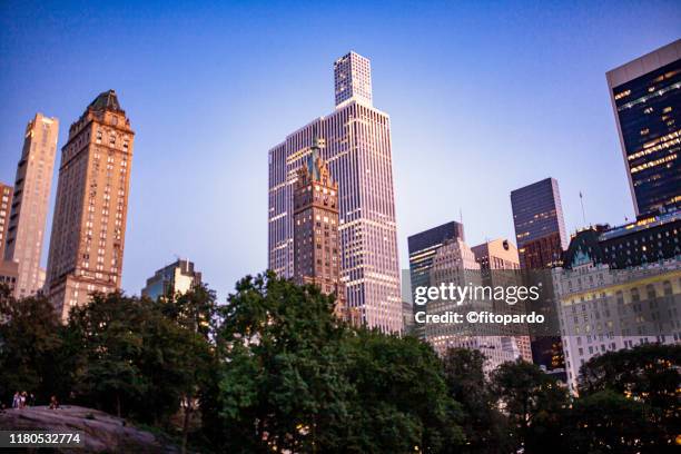 panoramic image of new york city from central park at night - above central park stock-fotos und bilder