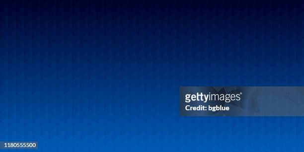 abstrakter geometrischer hintergrund - mosaik mit dreiecksmustern - blauer farbverlauf - farbiger hintergrund stock-grafiken, -clipart, -cartoons und -symbole