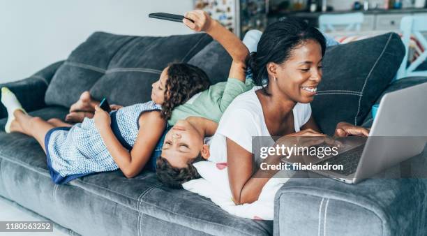 gemischte rennfamilie mit digitalen geräten - mixed race family stock-fotos und bilder